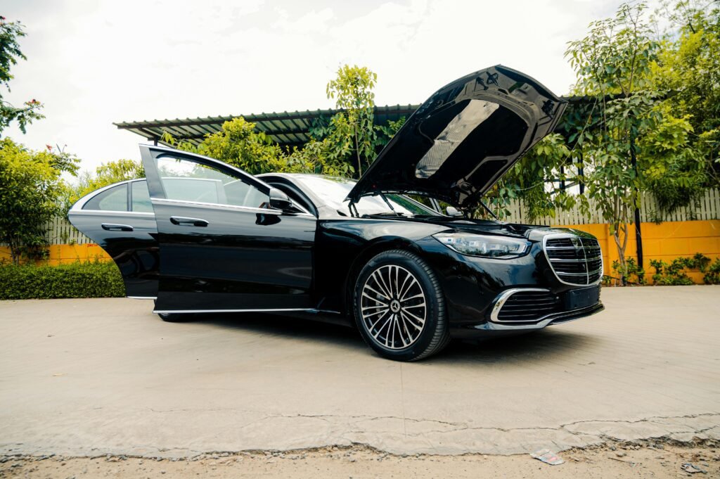 imagem de carro com portas e capô abertos.
